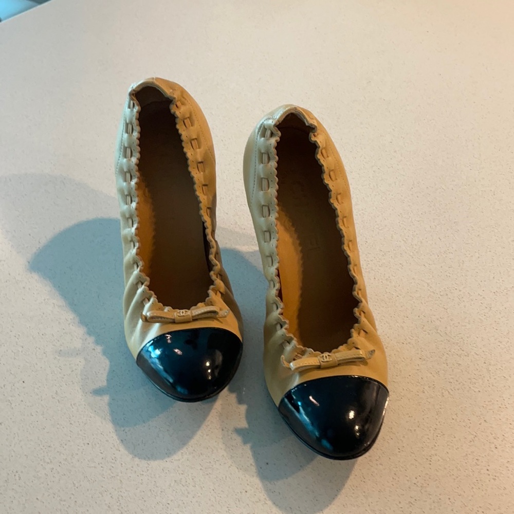 CHANEL
Beige/Black Lambskin Leather Cap Toe Platform Pumps Size 38